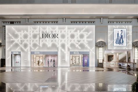 Dior 101店改裝新亮相 .